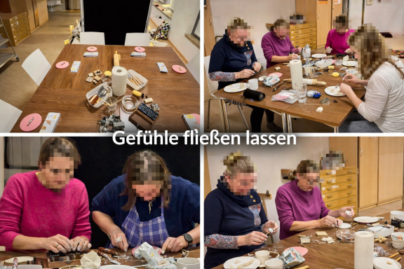 Vier Frauen arbeiten gemeinsam an einem Tisch, um handwerkliche Projekte zu gestalten.