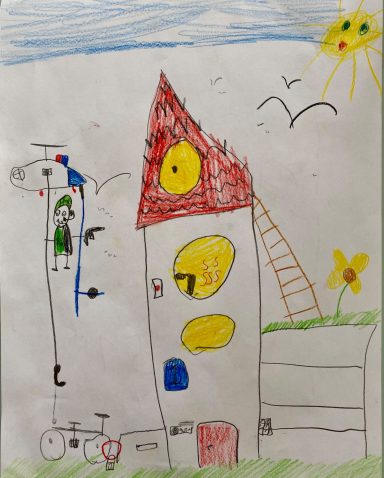 Bunte Zeichnung eines Hauses mit rotem Dach, Sonne, Blumen und Figuren.