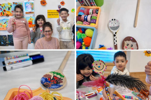 Kinder basteln und spielen mit Kunstmaterialien in einem kreativen Raum.