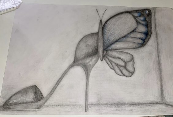 Hoher Schuh mit einem Schmetterling, der an der Ferse sitzt und den Absatz umschmeichelt.