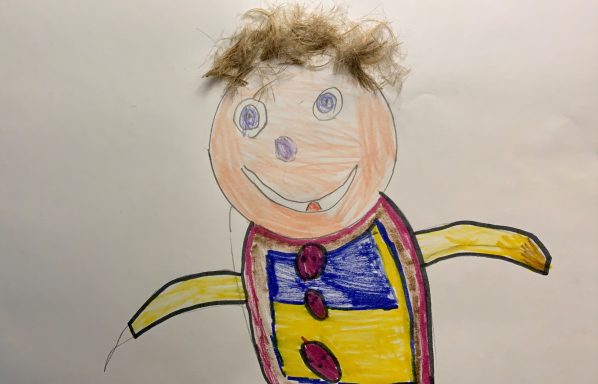 Buntes Kindermalbild eines lächelnden Puppenähnlichen Charakters mit Haaren.