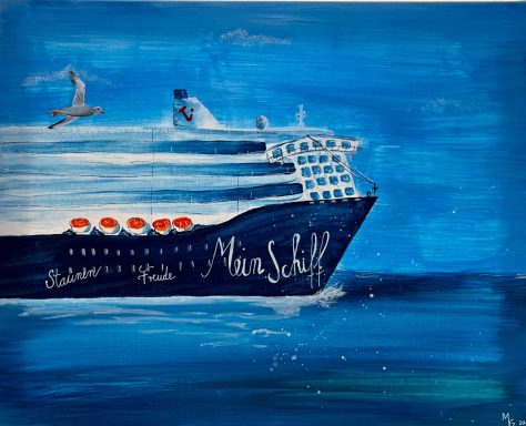 Ein Kreuzfahrtschiff fährt über blaues Wasser, mit Vögeln im Himmel.